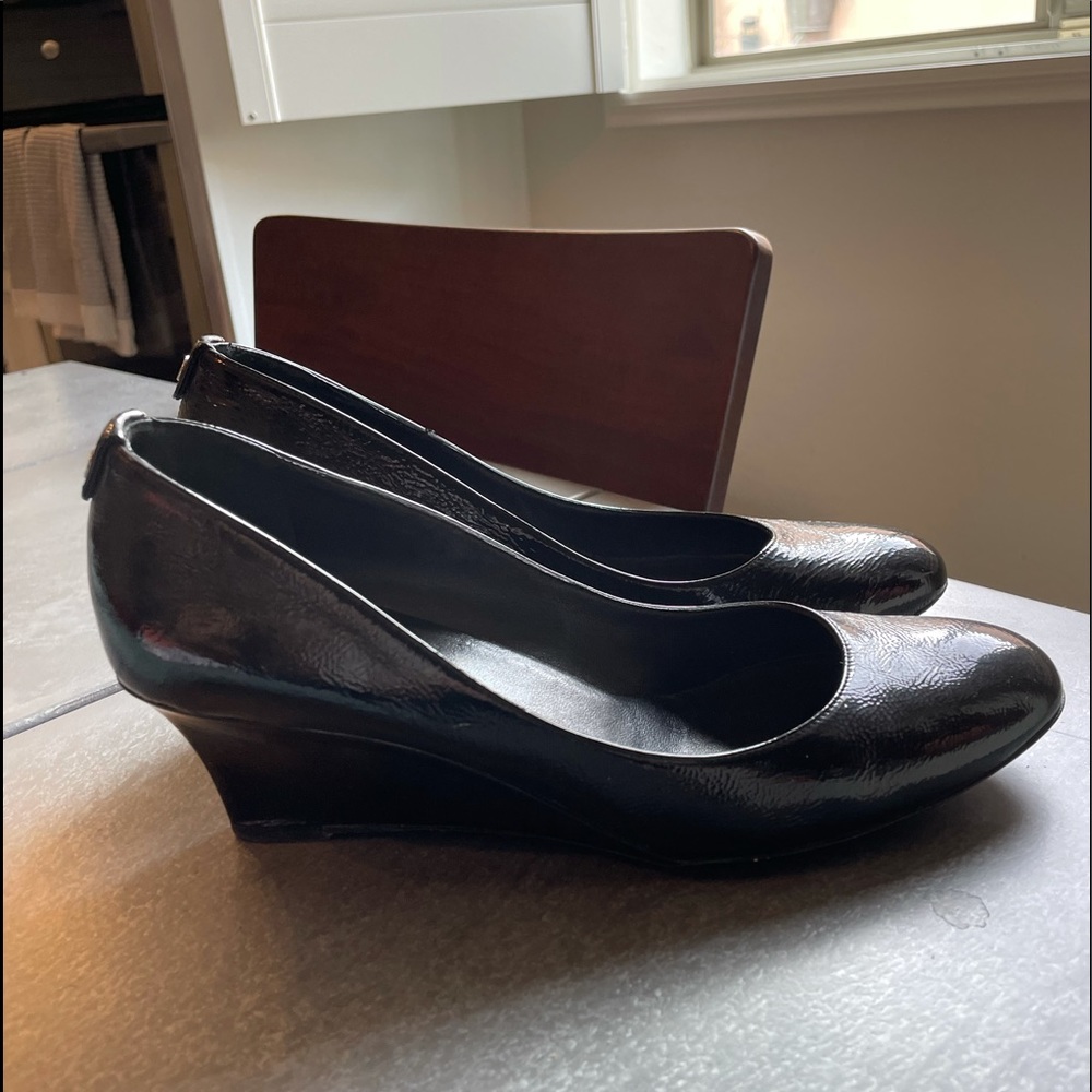 EUC AUTH GUCCI 269597 Women’s Black Patent Leather Wedge Heel Pump 37.5, 7 - 7.5